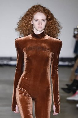 Milan, Italya-20 Şubat: bir model Milan Moda Haftası Sonbahar/Kış 2019/20 tarihinde Annakiki gösterisi pist yürüyor 20 Şubat 2019 Milan, Italya. 