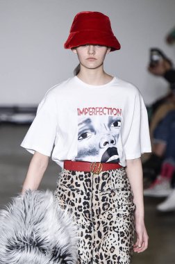 Milan, Italya-20 Şubat: bir model Milan Moda Haftası Sonbahar/Kış 2019/20 tarihinde Annakiki gösterisi pist yürüyor 20 Şubat 2019 Milan, Italya. 