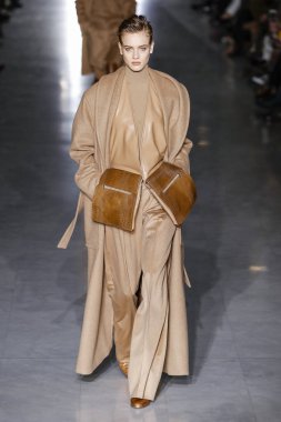 Milan, Italya-21 Şubat: bir model Milan Moda Haftası Sonbahar/Kış 2019/20 Max Mara gösterisi pist yürüyor 21 Şubat 2019 Milan, Italya.