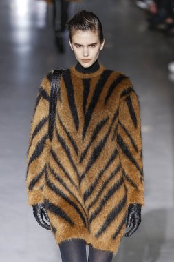 Milan, Italya-21 Şubat: bir model Milan Moda Haftası Sonbahar/Kış 2019/20 Max Mara gösterisi pist yürüyor 21 Şubat 2019 Milan, Italya.