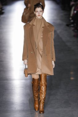 Milan, Italya-21 Şubat: bir model Milan Moda Haftası Sonbahar/Kış 2019/20 Max Mara gösterisi pist yürüyor 21 Şubat 2019 Milan, Italya.