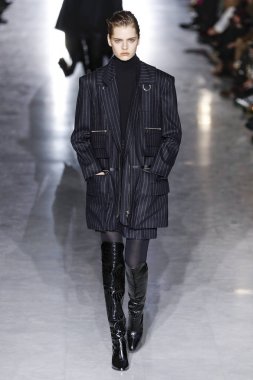 Milan, Italya-21 Şubat: bir model Milan Moda Haftası Sonbahar/Kış 2019/20 Max Mara gösterisi pist yürüyor 21 Şubat 2019 Milan, Italya.