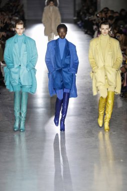 Milan, Italya-21 Şubat: modeller Milan Moda Haftası Sonbahar/Kış 2019/20 Max Mara gösterisi pist yürümek 21 Şubat 2019 Milan, Italya.
