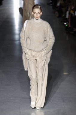 Milan, Italya-21 Şubat: bir model Milan Moda Haftası Sonbahar/Kış 2019/20 Max Mara gösterisi pist yürüyor 21 Şubat 2019 Milan, Italya.