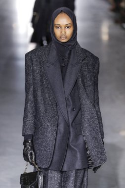 Milan, Italya-21 Şubat: bir model Milan Moda Haftası Sonbahar/Kış 2019/20 Max Mara gösterisi pist yürüyor 21 Şubat 2019 Milan, Italya.