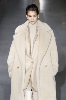 Milano, Italya-Şubat 21: Kaia Gerber Milan Moda Haftası Sonbahar/Kış 2019/20 Max Mara gösterisi pist yürüyor 21 Şubat 2019 Milan, Italya.