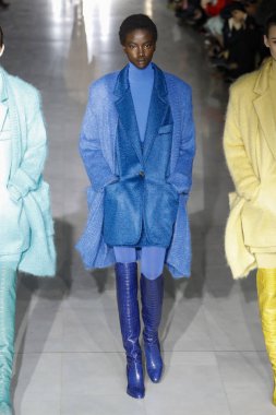 Milan, Italya-21 Şubat: bir model Milan Moda Haftası Sonbahar/Kış 2019/20 Max Mara gösterisi pist yürüyor 21 Şubat 2019 Milan, Italya.