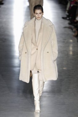 Milano, Italya-Şubat 21: Kaia Gerber Milan Moda Haftası Sonbahar/Kış 2019/20 Max Mara gösterisi pist yürüyor 21 Şubat 2019 Milan, Italya.