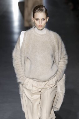 Milan, Italya-21 Şubat: bir model Milan Moda Haftası Sonbahar/Kış 2019/20 Max Mara gösterisi pist yürüyor 21 Şubat 2019 Milan, Italya.