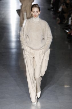 Milan, Italya-21 Şubat: bir model Milan Moda Haftası Sonbahar/Kış 2019/20 Max Mara gösterisi pist yürüyor 21 Şubat 2019 Milan, Italya.