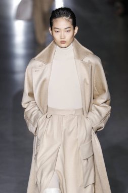 Milan, Italya-21 Şubat: bir model Milan Moda Haftası Sonbahar/Kış 2019/20 Max Mara gösterisi pist yürüyor 21 Şubat 2019 Milan, Italya.