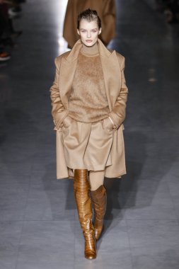 Milan, Italya-21 Şubat: bir model Milan Moda Haftası Sonbahar/Kış 2019/20 Max Mara gösterisi pist yürüyor 21 Şubat 2019 Milan, Italya.