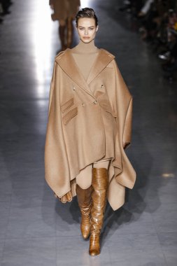 Milan, Italya-21 Şubat: bir model Milan Moda Haftası Sonbahar/Kış 2019/20 Max Mara gösterisi pist yürüyor 21 Şubat 2019 Milan, Italya.