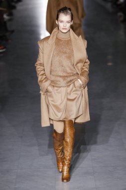 Milan, Italya-21 Şubat: bir model Milan Moda Haftası Sonbahar/Kış 2019/20 Max Mara gösterisi pist yürüyor 21 Şubat 2019 Milan, Italya.