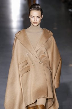 Milan, Italya-21 Şubat: bir model Milan Moda Haftası Sonbahar/Kış 2019/20 Max Mara gösterisi pist yürüyor 21 Şubat 2019 Milan, Italya.