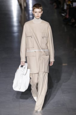 Milan, Italya-21 Şubat: bir model Milan Moda Haftası Sonbahar/Kış 2019/20 Max Mara gösterisi pist yürüyor 21 Şubat 2019 Milan, Italya.