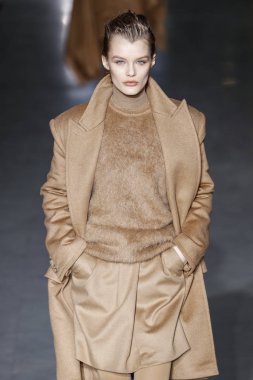 Milan, Italya-21 Şubat: bir model Milan Moda Haftası Sonbahar/Kış 2019/20 Max Mara gösterisi pist yürüyor 21 Şubat 2019 Milan, Italya.