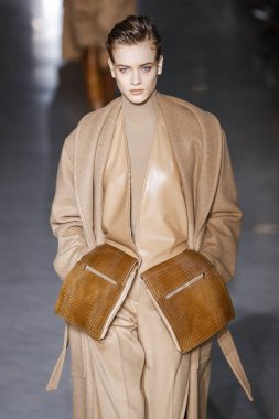 Milan, Italya-21 Şubat: bir model Milan Moda Haftası Sonbahar/Kış 2019/20 Max Mara gösterisi pist yürüyor 21 Şubat 2019 Milan, Italya.