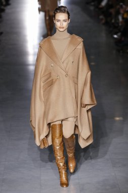 Milan, Italya-21 Şubat: bir model Milan Moda Haftası Sonbahar/Kış 2019/20 Max Mara gösterisi pist yürüyor 21 Şubat 2019 Milan, Italya.