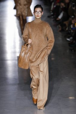 Milan, Italya-21 Şubat: bir model Milan Moda Haftası Sonbahar/Kış 2019/20 Max Mara gösterisi pist yürüyor 21 Şubat 2019 Milan, Italya.