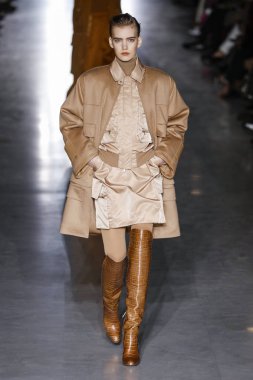 Milan, Italya-21 Şubat: bir model Milan Moda Haftası Sonbahar/Kış 2019/20 Max Mara gösterisi pist yürüyor 21 Şubat 2019 Milan, Italya.