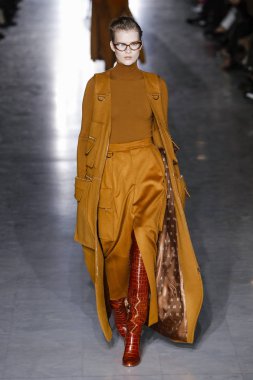 Milan, Italya-21 Şubat: bir model Milan Moda Haftası Sonbahar/Kış 2019/20 Max Mara gösterisi pist yürüyor 21 Şubat 2019 Milan, Italya.
