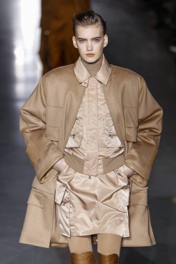 Milan, Italya-21 Şubat: bir model Milan Moda Haftası Sonbahar/Kış 2019/20 Max Mara gösterisi pist yürüyor 21 Şubat 2019 Milan, Italya.