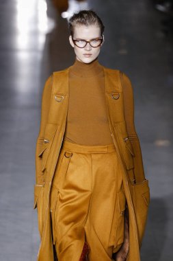 Milan, Italya-21 Şubat: bir model Milan Moda Haftası Sonbahar/Kış 2019/20 Max Mara gösterisi pist yürüyor 21 Şubat 2019 Milan, Italya.