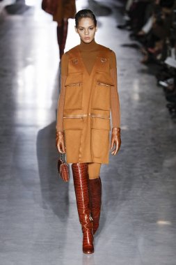 Milan, Italya-21 Şubat: bir model Milan Moda Haftası Sonbahar/Kış 2019/20 Max Mara gösterisi pist yürüyor 21 Şubat 2019 Milan, Italya.