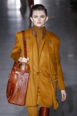 Milan, Italya-21 Şubat: bir model Milan Moda Haftası Sonbahar/Kış 2019/20 Max Mara gösterisi pist yürüyor 21 Şubat 2019 Milan, Italya.