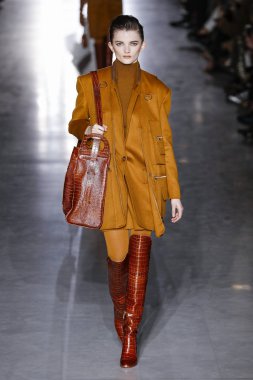 Milan, Italya-21 Şubat: bir model Milan Moda Haftası Sonbahar/Kış 2019/20 Max Mara gösterisi pist yürüyor 21 Şubat 2019 Milan, Italya.