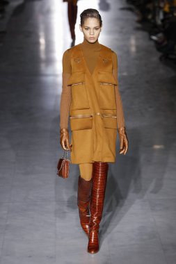 Milan, Italya-21 Şubat: bir model Milan Moda Haftası Sonbahar/Kış 2019/20 Max Mara gösterisi pist yürüyor 21 Şubat 2019 Milan, Italya.