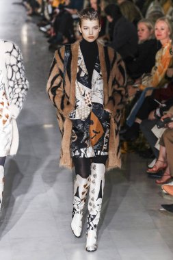 Milan, Italya-21 Şubat: bir model Milan Moda Haftası Sonbahar/Kış 2019/20 Max Mara gösterisi pist yürüyor 21 Şubat 2019 Milan, Italya.