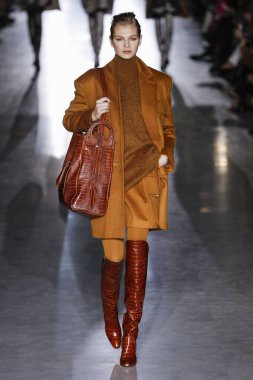 Milan, Italya-21 Şubat: bir model Milan Moda Haftası Sonbahar/Kış 2019/20 Max Mara gösterisi pist yürüyor 21 Şubat 2019 Milan, Italya.