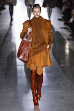 Milan, Italya-21 Şubat: bir model Milan Moda Haftası Sonbahar/Kış 2019/20 Max Mara gösterisi pist yürüyor 21 Şubat 2019 Milan, Italya.