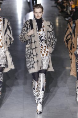 Milan, Italya-21 Şubat: bir model Milan Moda Haftası Sonbahar/Kış 2019/20 Max Mara gösterisi pist yürüyor 21 Şubat 2019 Milan, Italya.