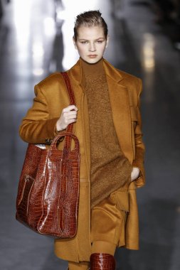 Milan, Italya-21 Şubat: bir model Milan Moda Haftası Sonbahar/Kış 2019/20 Max Mara gösterisi pist yürüyor 21 Şubat 2019 Milan, Italya.
