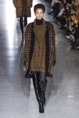 Milan, Italya-21 Şubat: bir model Milan Moda Haftası Sonbahar/Kış 2019/20 Max Mara gösterisi pist yürüyor 21 Şubat 2019 Milan, Italya.