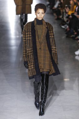 Milan, Italya-21 Şubat: bir model Milan Moda Haftası Sonbahar/Kış 2019/20 Max Mara gösterisi pist yürüyor 21 Şubat 2019 Milan, Italya.
