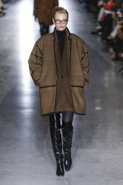 Milan, Italya-21 Şubat: bir model Milan Moda Haftası Sonbahar/Kış 2019/20 Max Mara gösterisi pist yürüyor 21 Şubat 2019 Milan, Italya.