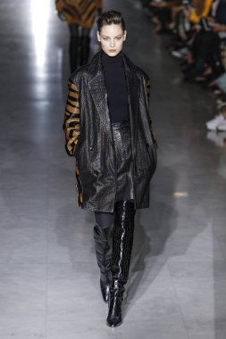 Milan, Italya-21 Şubat: bir model Milan Moda Haftası Sonbahar/Kış 2019/20 Max Mara gösterisi pist yürüyor 21 Şubat 2019 Milan, Italya.