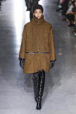 Milan, Italya-21 Şubat: bir model Milan Moda Haftası Sonbahar/Kış 2019/20 Max Mara gösterisi pist yürüyor 21 Şubat 2019 Milan, Italya.