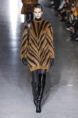 Milan, Italya-21 Şubat: bir model Milan Moda Haftası Sonbahar/Kış 2019/20 Max Mara gösterisi pist yürüyor 21 Şubat 2019 Milan, Italya.