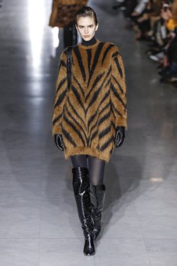 Milan, Italya-21 Şubat: bir model Milan Moda Haftası Sonbahar/Kış 2019/20 Max Mara gösterisi pist yürüyor 21 Şubat 2019 Milan, Italya.