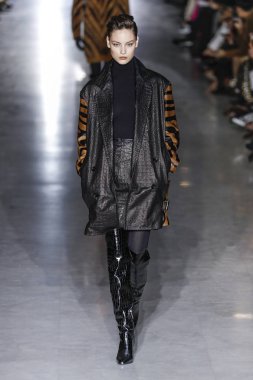 Milan, Italya-21 Şubat: bir model Milan Moda Haftası Sonbahar/Kış 2019/20 Max Mara gösterisi pist yürüyor 21 Şubat 2019 Milan, Italya.