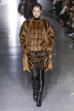 Milan, Italya-21 Şubat: bir model Milan Moda Haftası Sonbahar/Kış 2019/20 Max Mara gösterisi pist yürüyor 21 Şubat 2019 Milan, Italya.