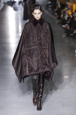 Milan, Italya-21 Şubat: bir model Milan Moda Haftası Sonbahar/Kış 2019/20 Max Mara gösterisi pist yürüyor 21 Şubat 2019 Milan, Italya.