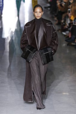 Milan, Italya-21 Şubat: bir model Milan Moda Haftası Sonbahar/Kış 2019/20 Max Mara gösterisi pist yürüyor 21 Şubat 2019 Milan, Italya.