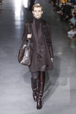 Milan, Italya-21 Şubat: bir model Milan Moda Haftası Sonbahar/Kış 2019/20 Max Mara gösterisi pist yürüyor 21 Şubat 2019 Milan, Italya.