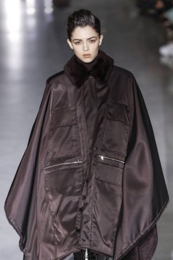 Milan, Italya-21 Şubat: bir model Milan Moda Haftası Sonbahar/Kış 2019/20 Max Mara gösterisi pist yürüyor 21 Şubat 2019 Milan, Italya.